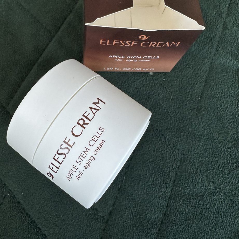 Elesse Cream tégelyek a fürdőszobapolcon