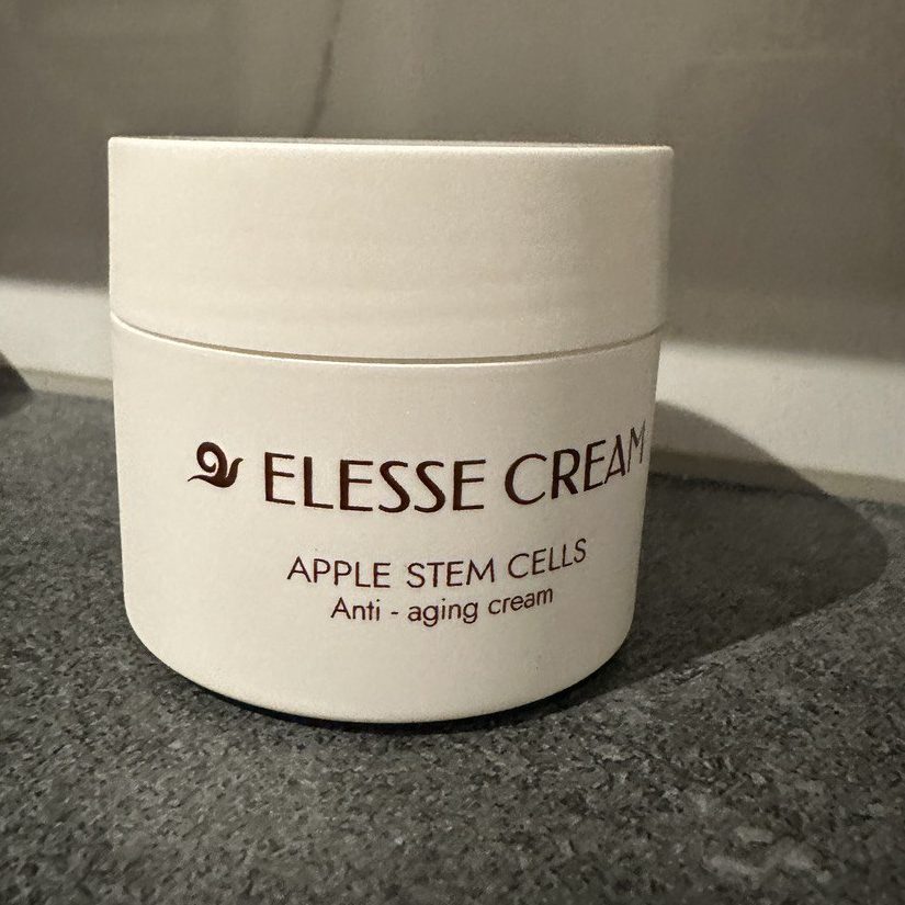Az Elesse Cream ránckrém tégelye és doboza