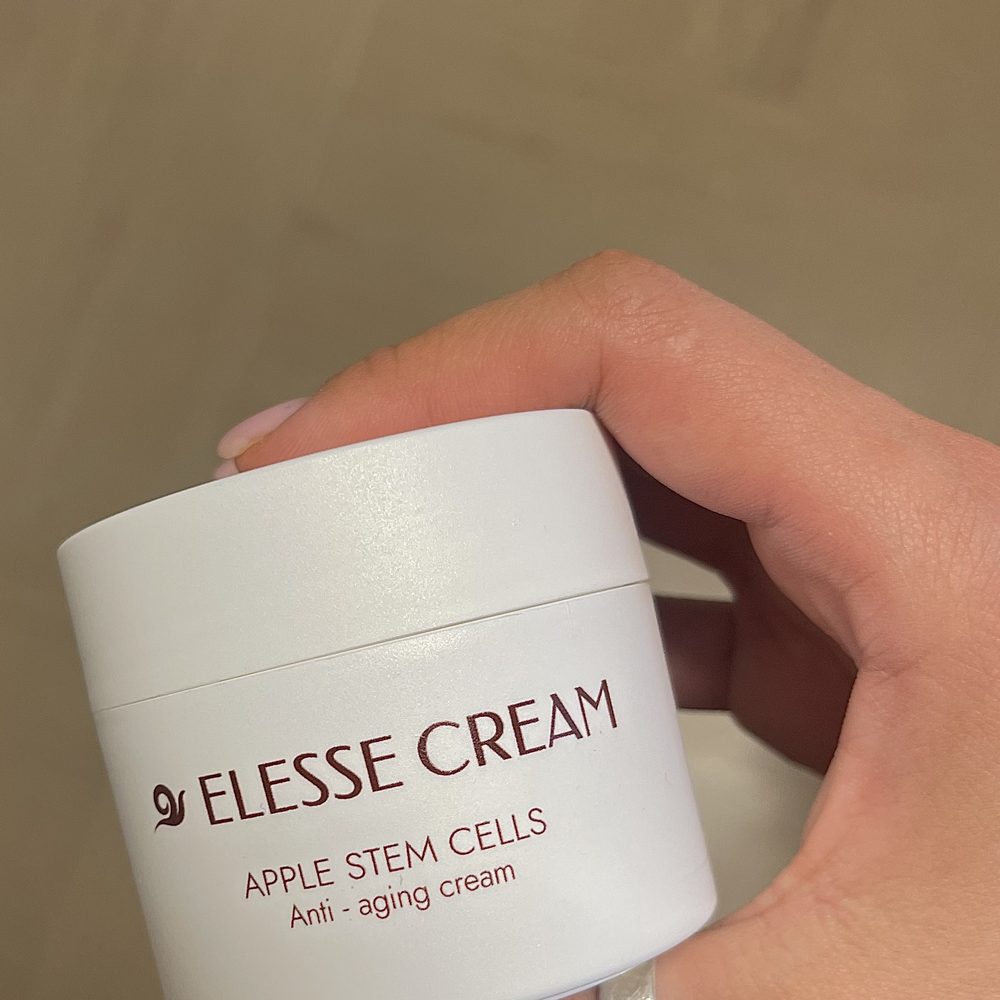 Kelímek Elesse Cream na poličce v koupelně