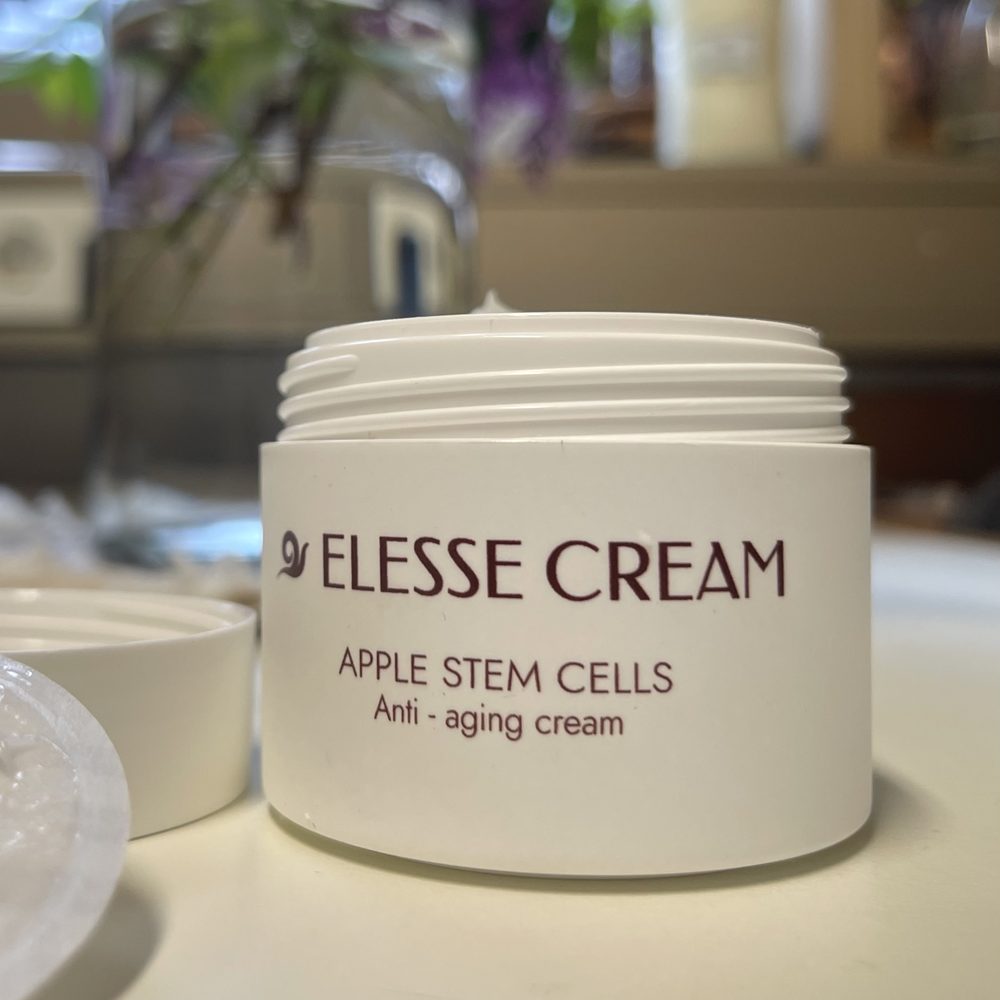 Ανοιχτό βαζάκι Elesse Cream με τη λευκή κρέμα