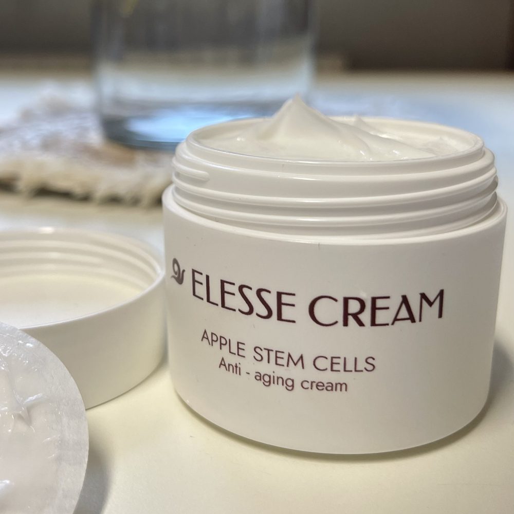 Egy tégely Elesse Cream ránckrém kézben tartva