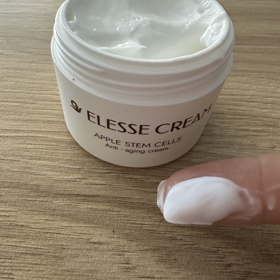 Nyitott Elesse Cream tégely a hófehér krémmel